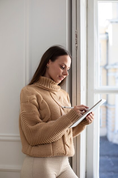 Mittlere Schussfrau, die im ipad zeichnet