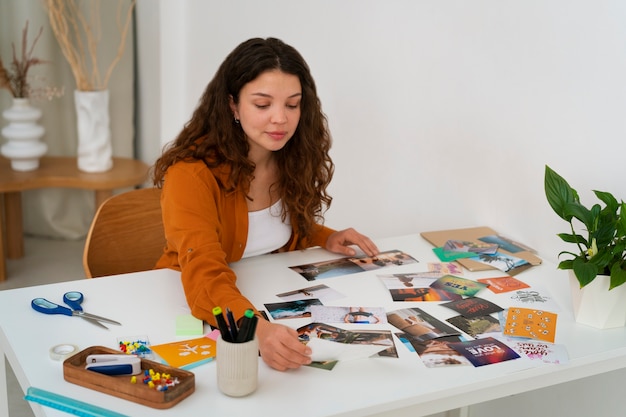 Mittlere Schussfrau, die inspirierende Visionstafel schafft