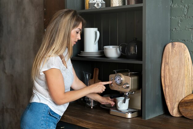 Mittlere Schussfrau, die Kaffee macht