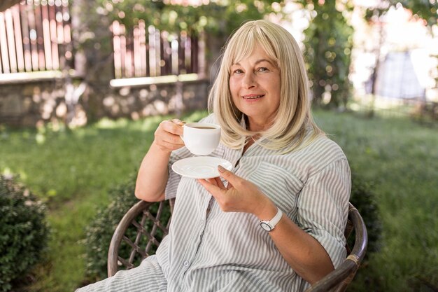 Mittlere Schussfrau, die Kaffee trinkt