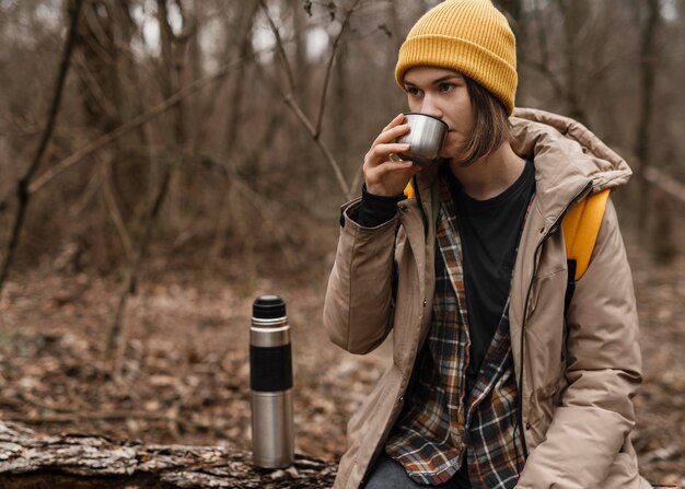 Mittlere Schussfrau, die Kaffee trinkt