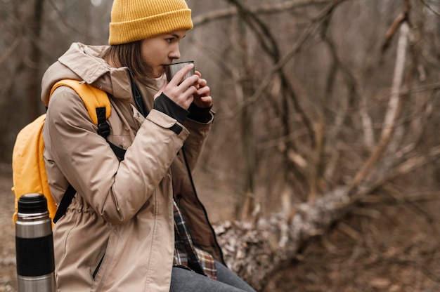 Mittlere Schussfrau, die Kaffee trinkt