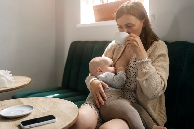 Mittlere Schussfrau, die Kaffee trinkt