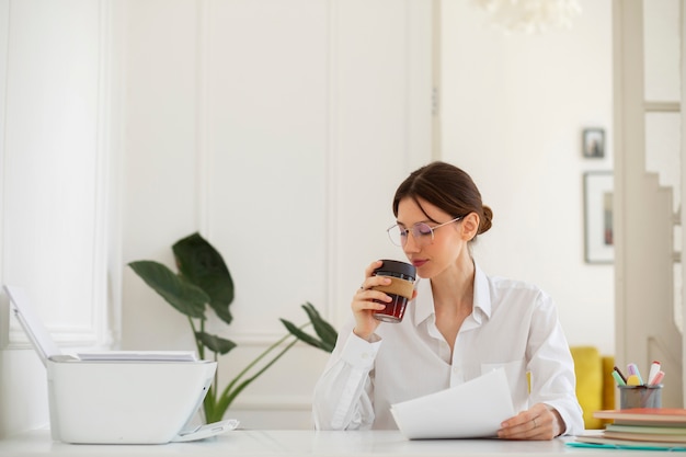 Mittlere Schussfrau, die Kaffee trinkt