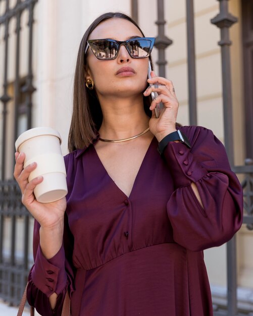 Mittlere Schussfrau, die Kaffeetasse hält