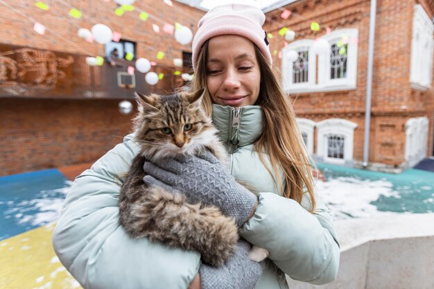 Mittlere Schussfrau, die Katze hält