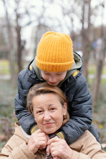 Mittlere Schussfrau, die Kind hält