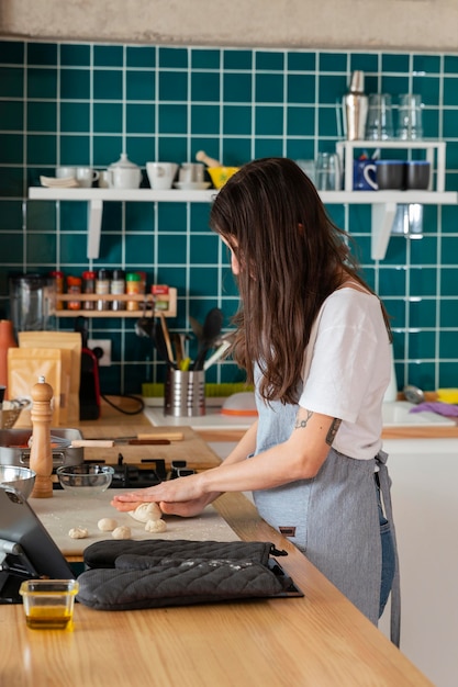 Kostenloses Foto mittlere schussfrau, die kocht