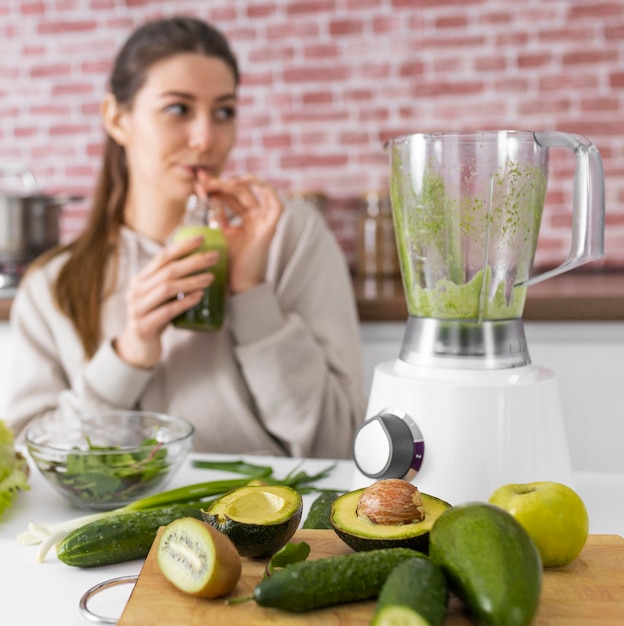 Mittlere Schussfrau, die leckeren Smoothie trinkt