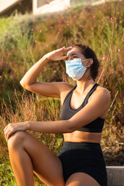 Mittlere Schussfrau, die Maske trägt