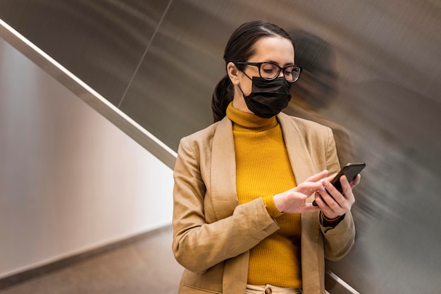 Mittlere Schussfrau, die Maske trägt