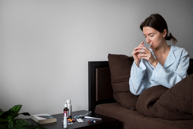 Mittlere Schussfrau, die Medizin nimmt