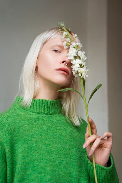 Mittlere Schussfrau, die mit Blume aufwirft