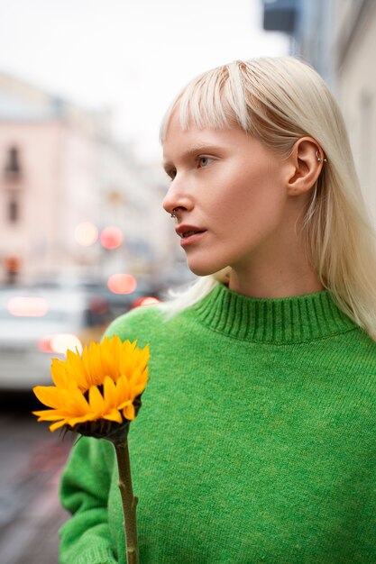 Mittlere Schussfrau, die mit Blume aufwirft