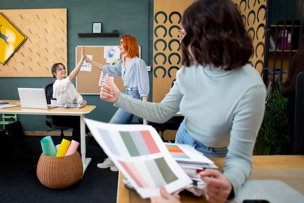 Mittlere Schussfrau, die mit Farbpaletten arbeitet