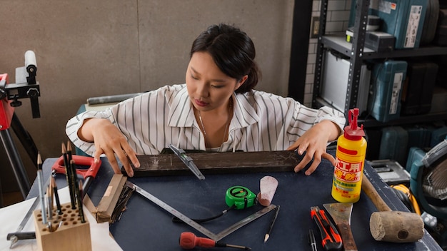 Mittlere Schussfrau, die mit Holz arbeitet