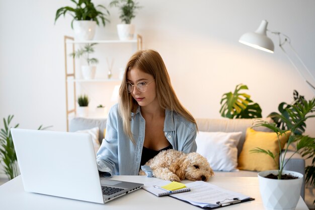 Mittlere Schussfrau, die mit Hund arbeitet