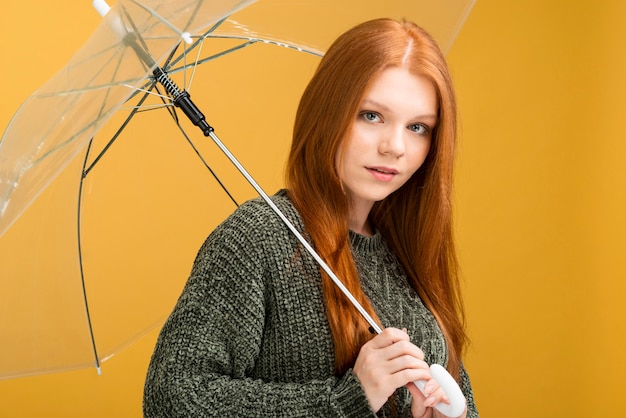 Mittlere Schussfrau, die mit Regenschirm aufwirft