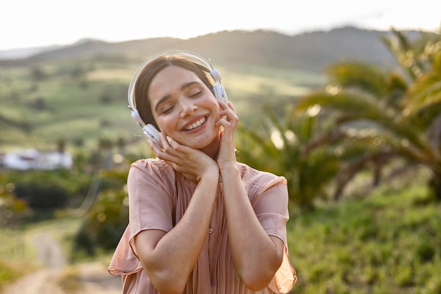 Mittlere schussfrau, die musik hört