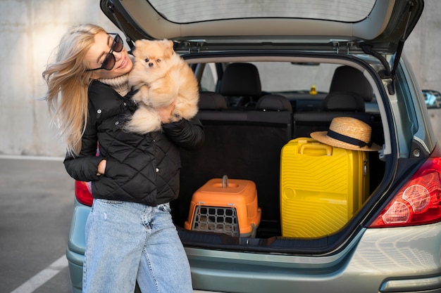 Kostenloses Foto mittlere schussfrau, die niedlichen hund hält