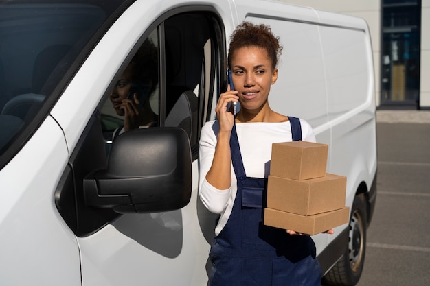 Kostenloses Foto mittlere schussfrau, die paket hält