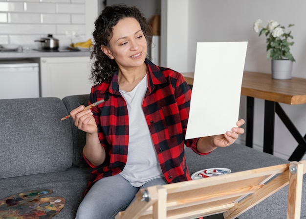 Mittlere Schussfrau, die Papier hält