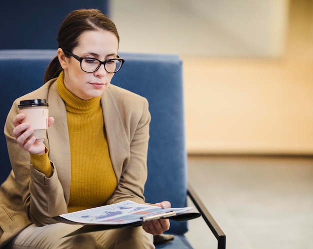 Mittlere Schussfrau, die Papier liest