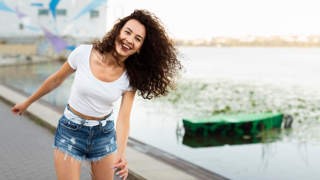 Mittlere Schussfrau, die Rollerblades trägt