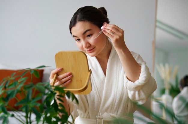 Kostenloses Foto mittlere schussfrau, die selfcare praktiziert