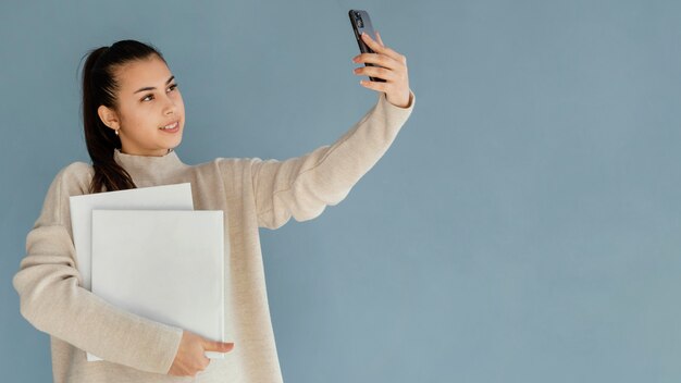 Mittlere Schussfrau, die selfie nimmt