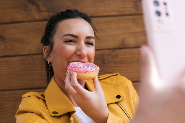 Mittlere Schussfrau, die selfie nimmt