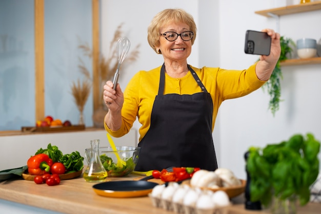 Kostenloses Foto mittlere schussfrau, die selfie nimmt