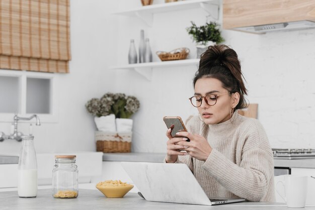 Mittlere Schussfrau, die Smartphone hält