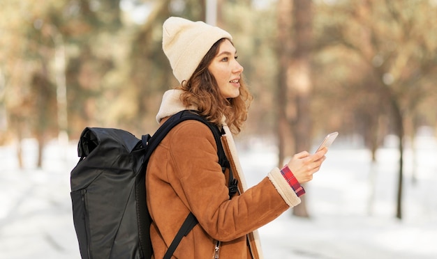 Mittlere Schussfrau, die Smartphone hält