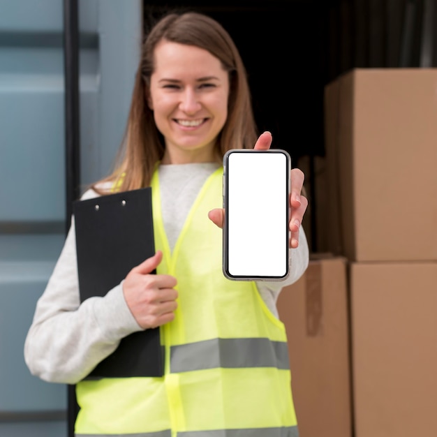 Kostenloses Foto mittlere schussfrau, die smartphone hält