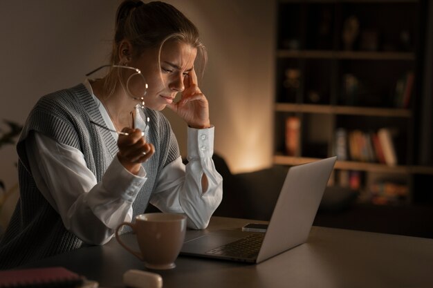 Mittlere Schussfrau, die spät nachts arbeitet