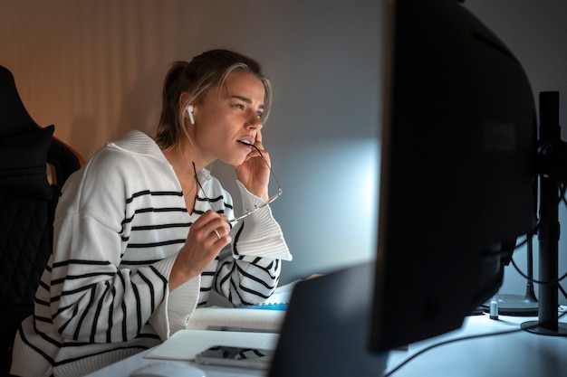 Mittlere Schussfrau, die spät nachts arbeitet