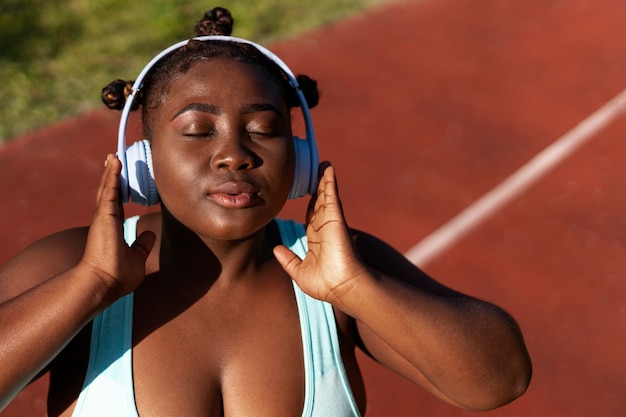 Kostenloses Foto mittlere schussfrau, die sport treibt