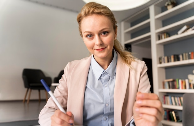 Mittlere Schussfrau, die Stift hält