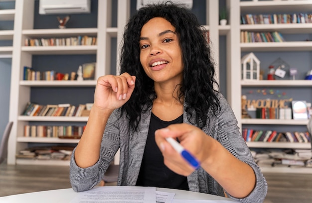 Mittlere Schussfrau, die Stift hält