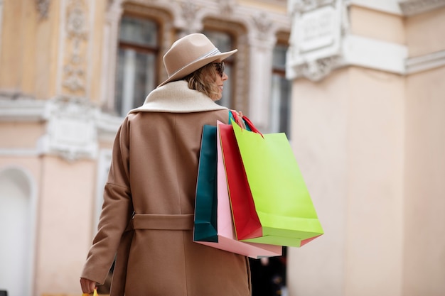 Mittlere Schussfrau, die Taschen trägt