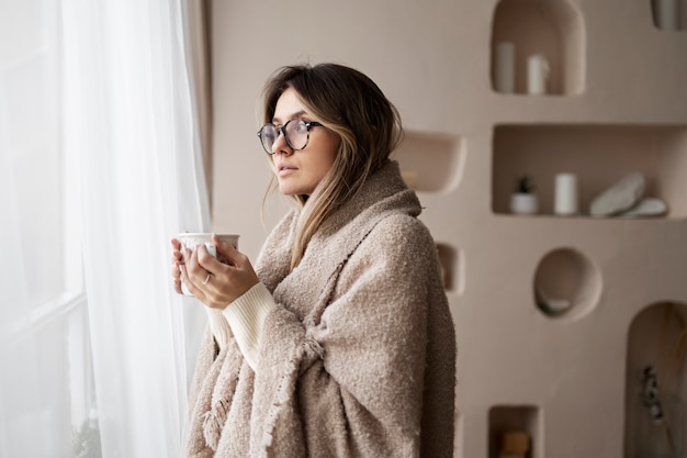 Mittlere Schussfrau, die Tasse hält