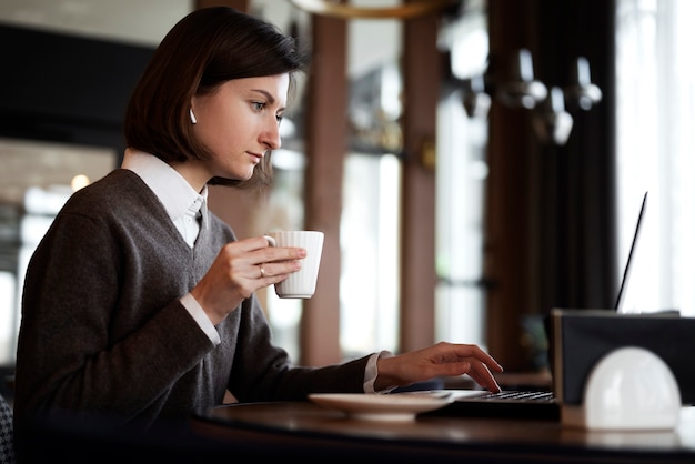 Mittlere Schussfrau, die Tasse hält