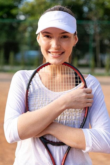 Mittlere Schussfrau, die Tennisschläger hält