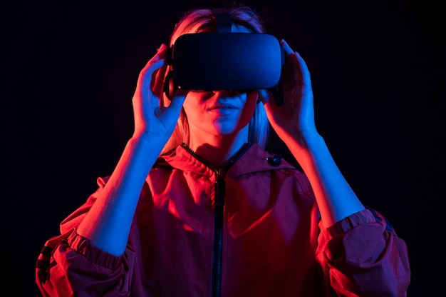 Mittlere Schussfrau, die virtuelle Realität erlebt