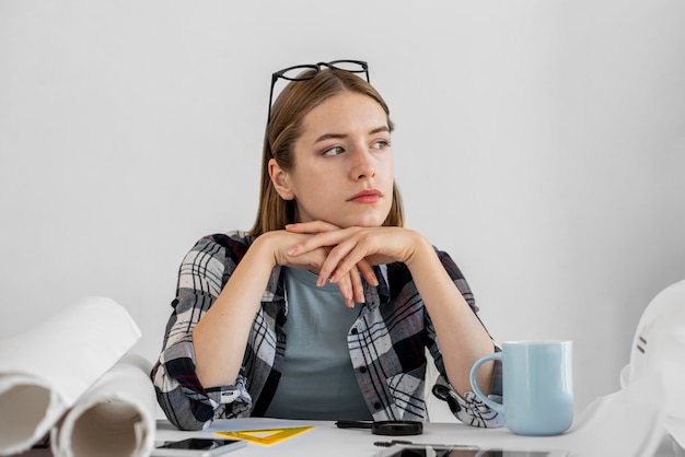 Mittlere Schussfrau, die von zu Hause aus arbeitet