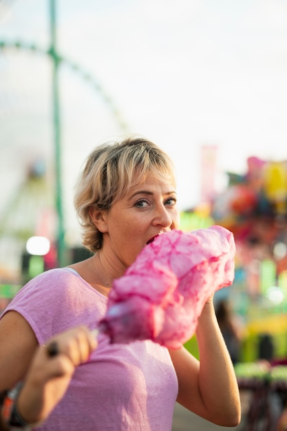 Mittlere Schussfrau, die Zuckerwatte isst