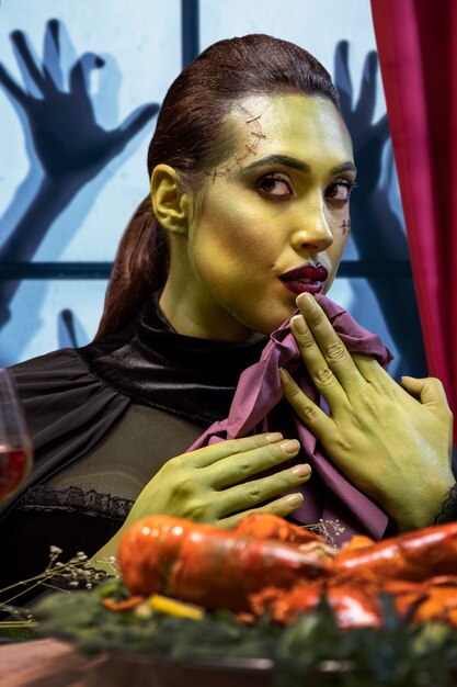 Mittlere Schussfrau Frankenstein mit Nahrung