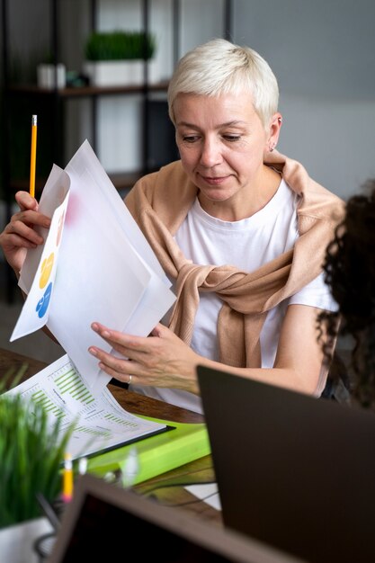 Mittlere Schussfrau im Arbeitsbereich