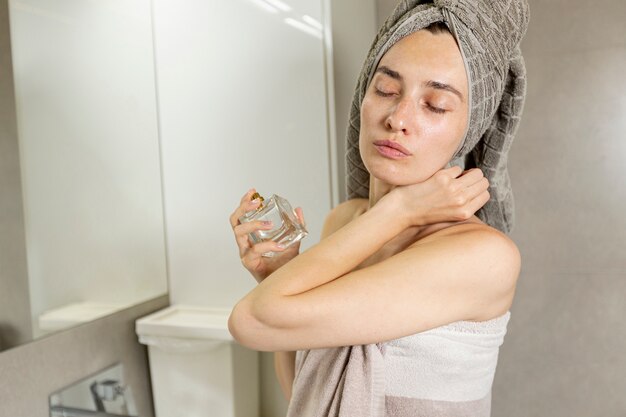 Mittlere Schussfrau im Badezimmer